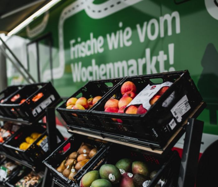 Der Einkaufs-Bus bringt frische und regionale Lebensmittel direkt zu Ihnen. (Foto: REWE)